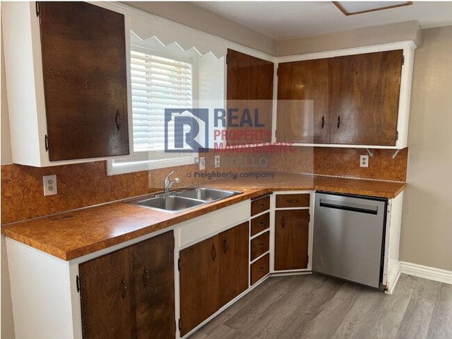 Building Photo - 4 Bedroom 2 Bath Home - Pet Friendly