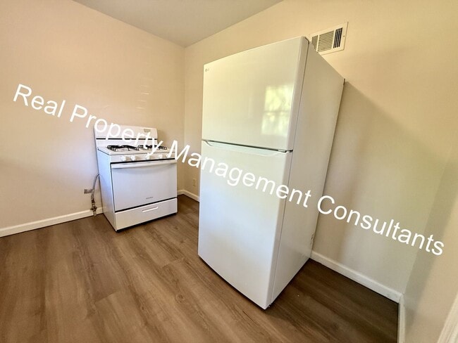 Building Photo - 2-Bedroom Home with Spacious Backyard & Deck