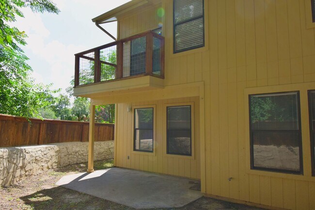 Building Photo - Hart Ln 6489