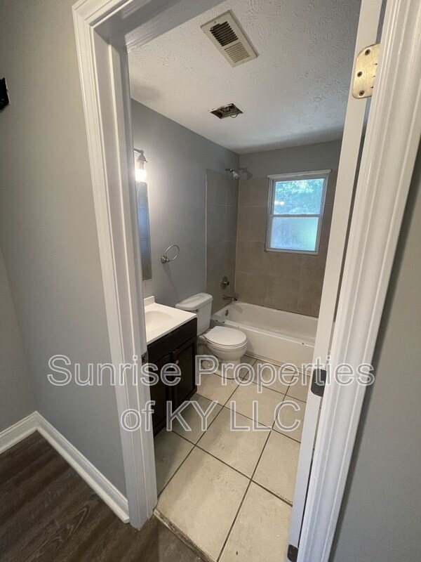 Building Photo - 3203 Hampstead Ct