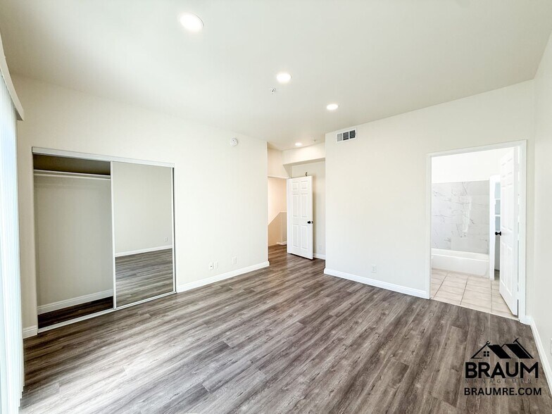 Building Photo - 11035 Moorpark St