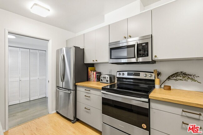 Building Photo - 5625 Green Valley Cir