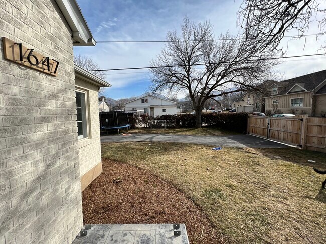 Building Photo - 1647 E Woodland Ave