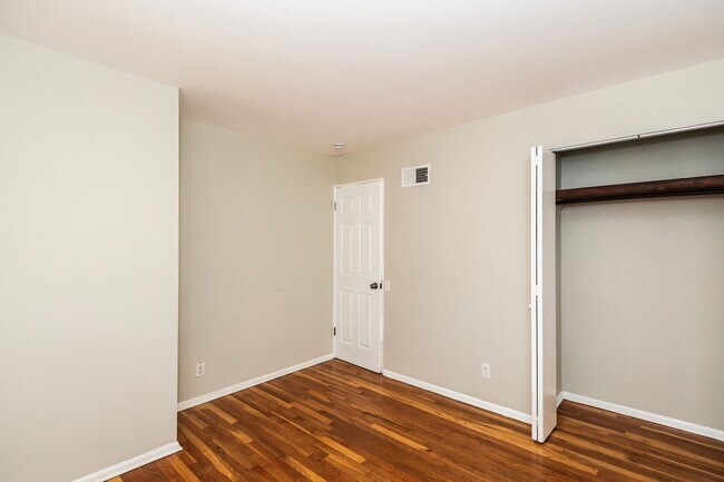 Building Photo - Amazing 3 Bedroom 1.5 Bathroom Home