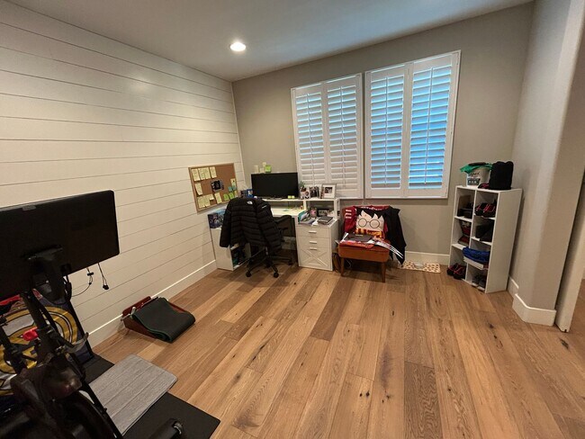 Building Photo - Brighton Oaks Beauty Just Steps from Downt...