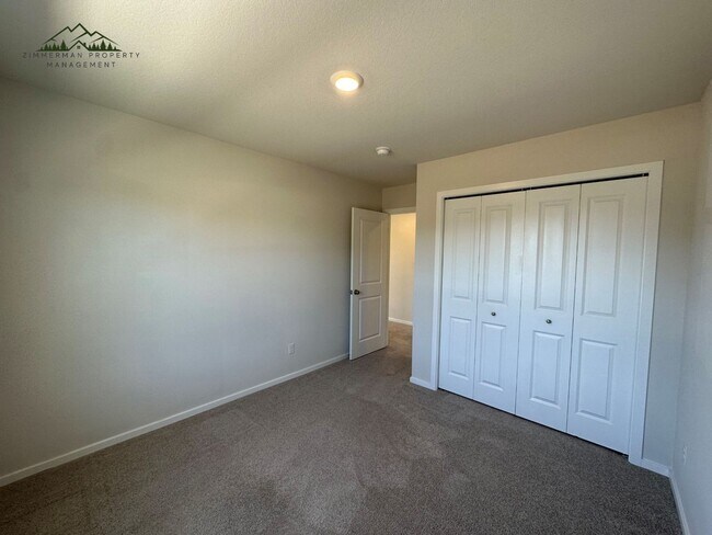 Building Photo - Gorgeous 5-bedroom, 3-bathroom home is desirable Springfield neighborhood