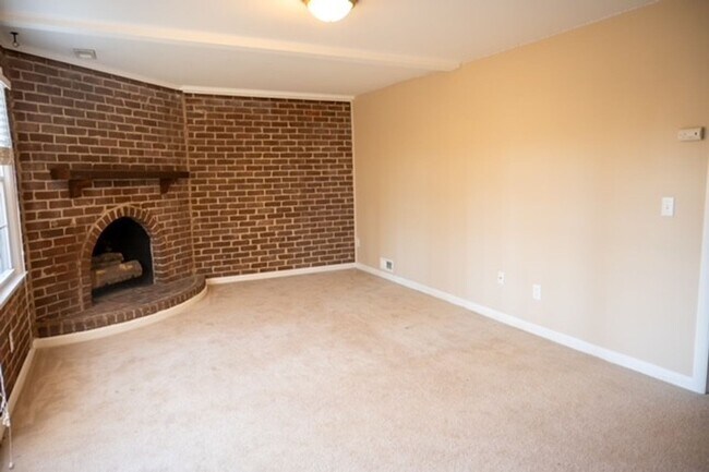 Building Photo - Large 3 Bedroom 2.5 Bath Townhome in Prime Location-Francisco Place Community!