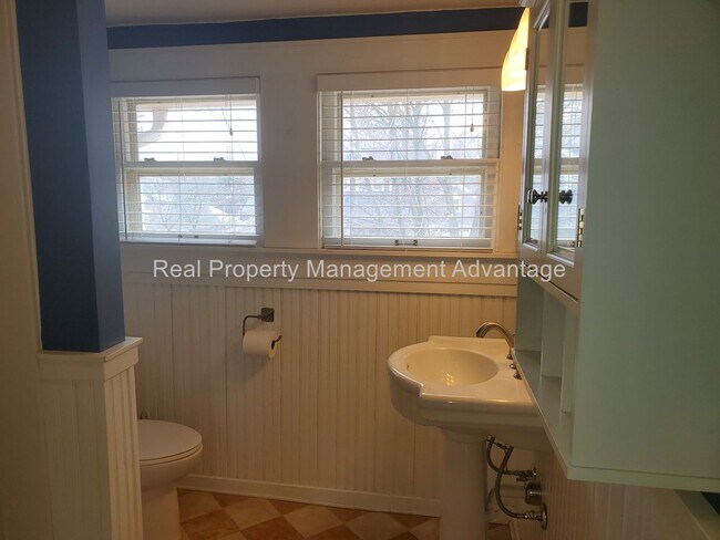 Building Photo - Craftsman Style, Modern Amenities Steps fr...