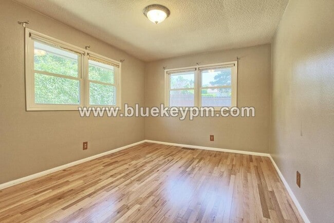 Building Photo - 1102 NW 41st St