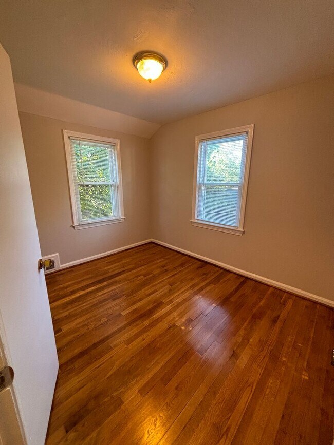 Building Photo - 2856 Fairhaven Ave