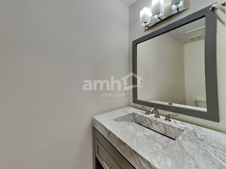 Building Photo - 2840 Meadow Gln