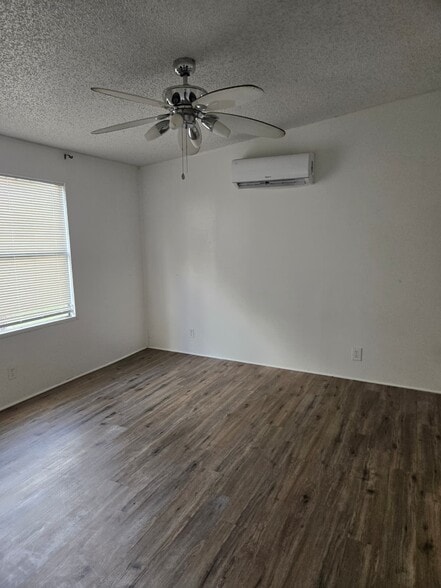 Building Photo - 1006 W Maxanna Blvd