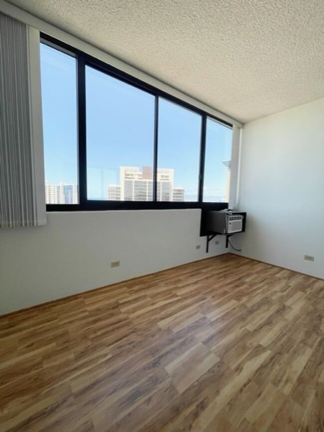 Building Photo - Rarely available corner end 2 bed 2 bath u...