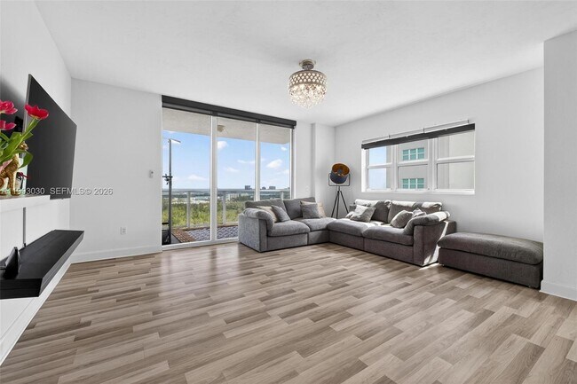 Building Photo - 15051 Royal Oaks Ln