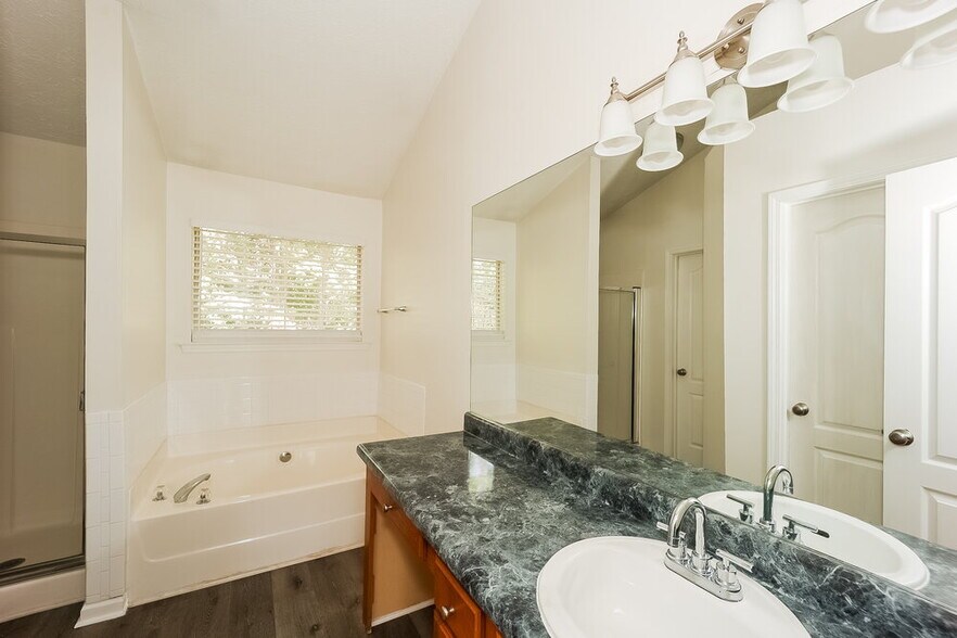 Building Photo - 587 Rosewood Cir