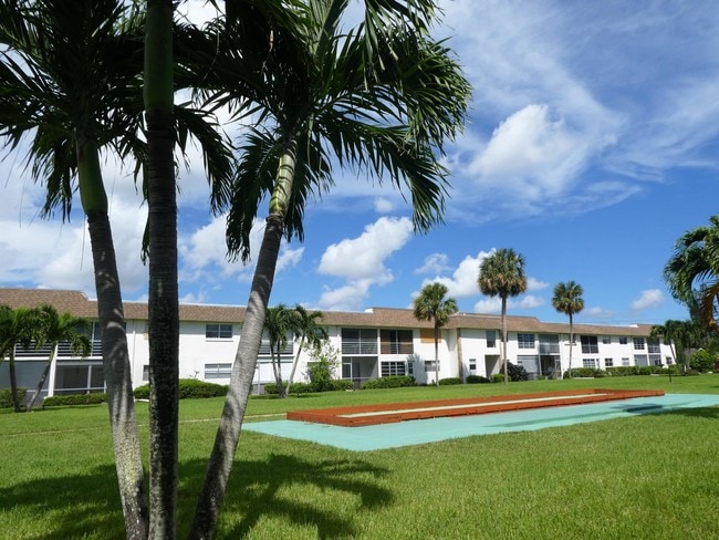 Building Photo - 9855 SW Sandalfoot Blvd