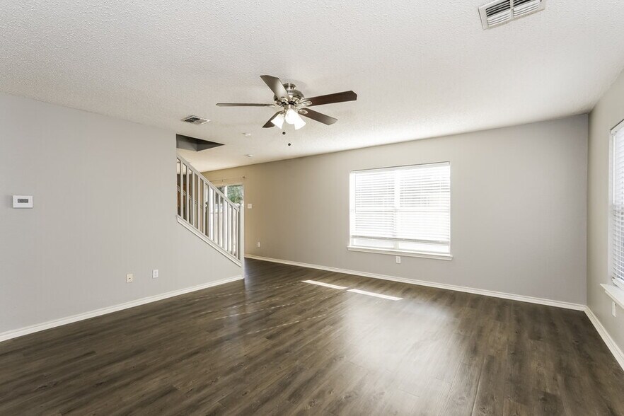 Building Photo - 320 Capricorn St