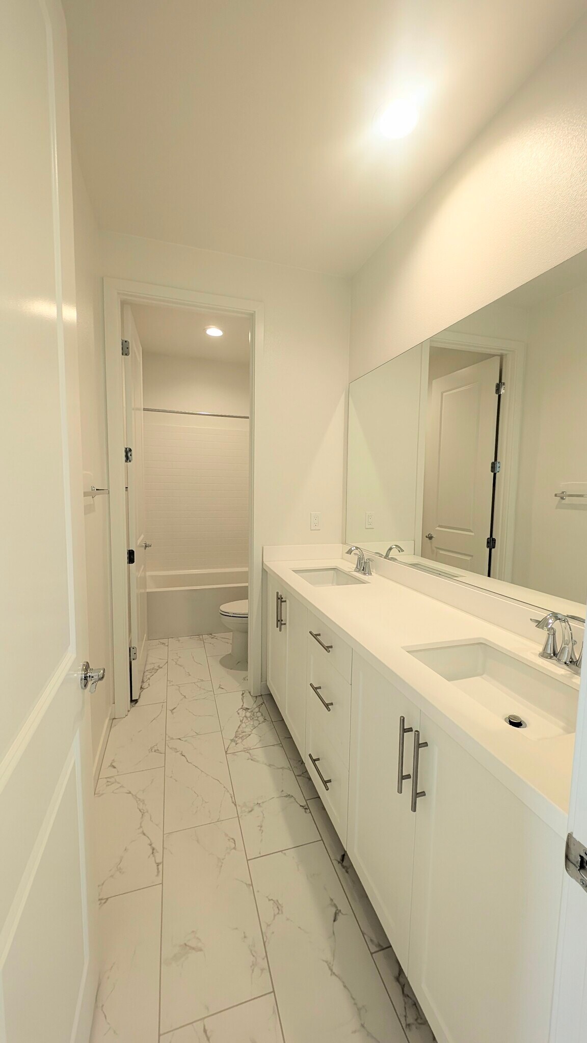 Building Photo - 450 Clubhouse Dr