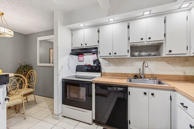 Building Photo - 15496 Lakes of Delray Blvd