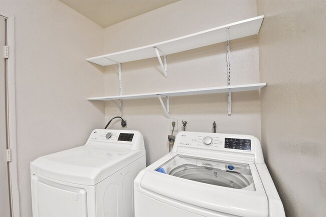 Building Photo - Beautiful 2B | 2B Condo in Los Feliz!