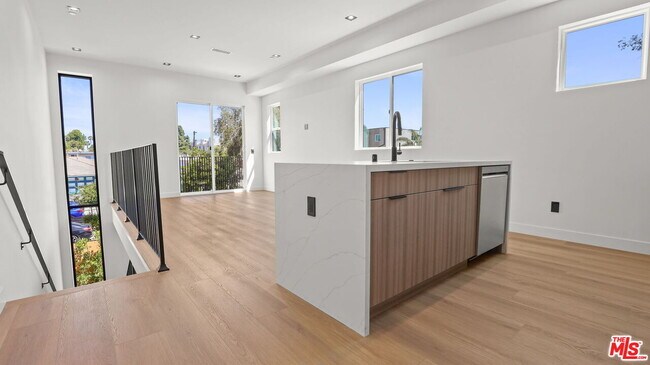 Building Photo - 10842 Peach Grove St