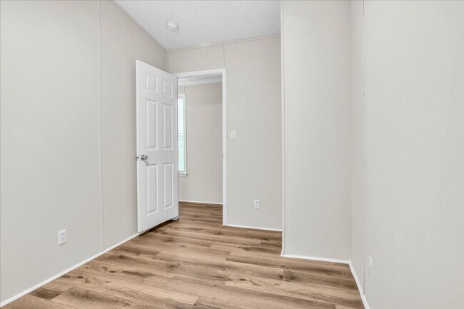Building Photo - 2 Bedroom 2 Bathroom Home