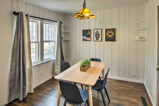Building Photo - Newly remodeled, fully furnished adorable bungalow in a great location!