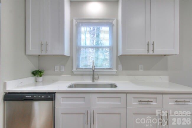 Building Photo - 700 Sharon Dr