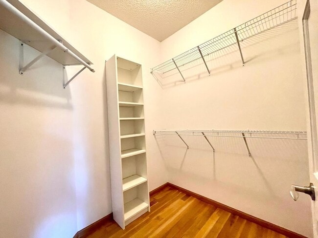 Building Photo - 640 S Park Ct