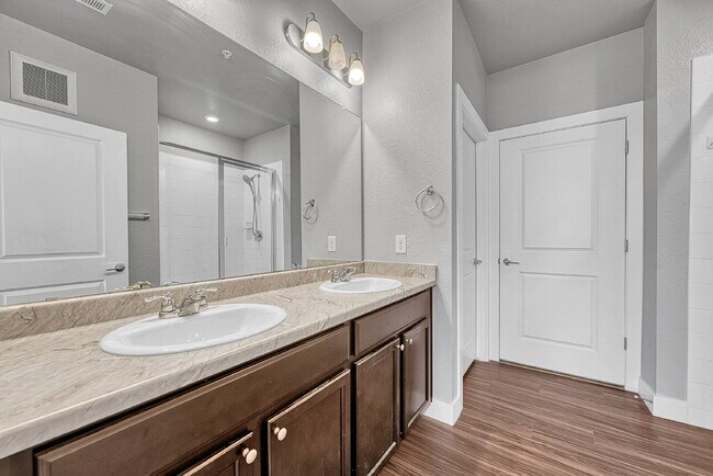 Building Photo - $1,775 - 2 Bed, 2 Bath Condo in Aurora wit...