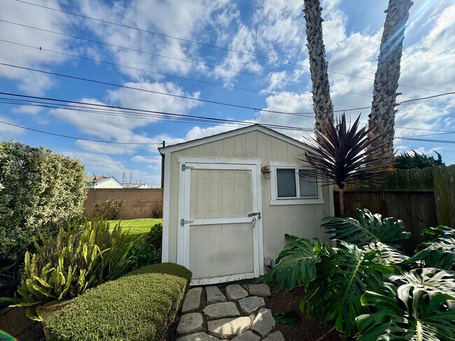 Building Photo - Updated 2 Bed, 1 Bath Home with Detached Office Space