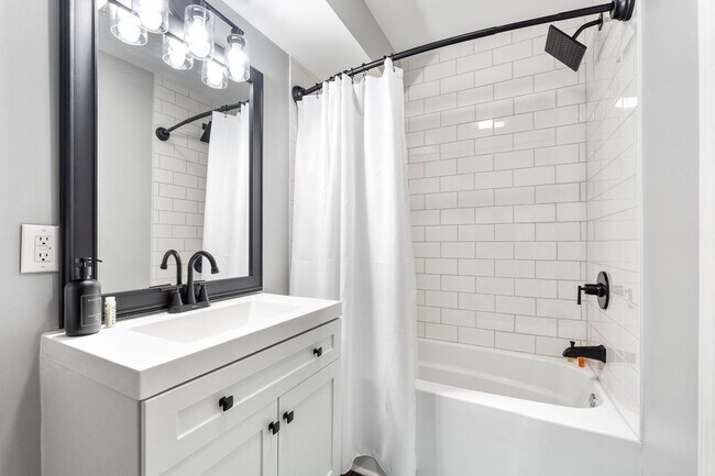 Building Photo - Fully Furnished 3 Bedroom Lakefront Home on Indian Lake