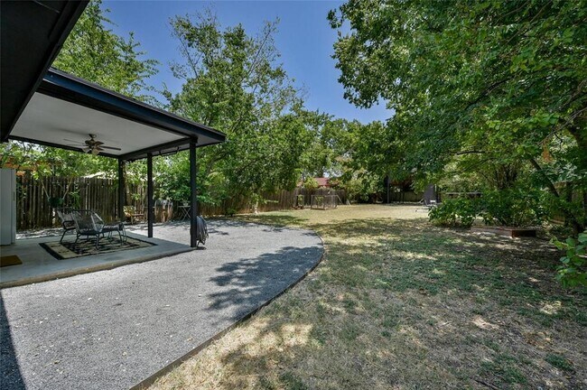 Building Photo - 8415 Bowling Green Dr