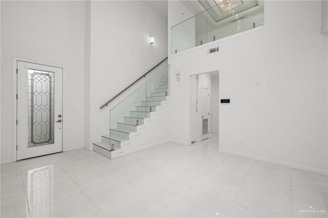 Building Photo - 2323 Corales St