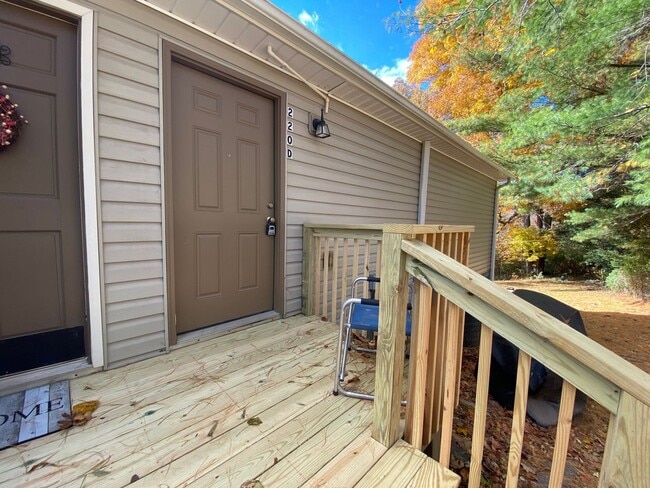 Building Photo - Candler - Two Bedroom updated apartment