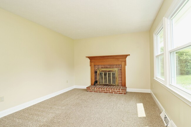 Building Photo - 10 Acre Scottsville Farmette - Bring Your ...