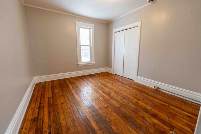 Building Photo - 300-302 Spencer