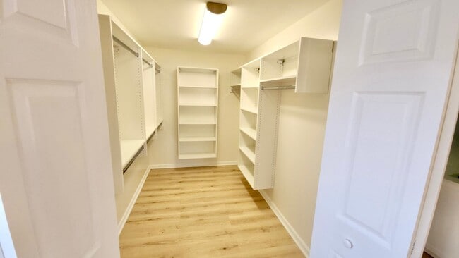 Building Photo - Knoxville 37920 - Completely Renovated 4 Bedroom, 4 Bath home - Contact Tanner Fee (865) 850-5103