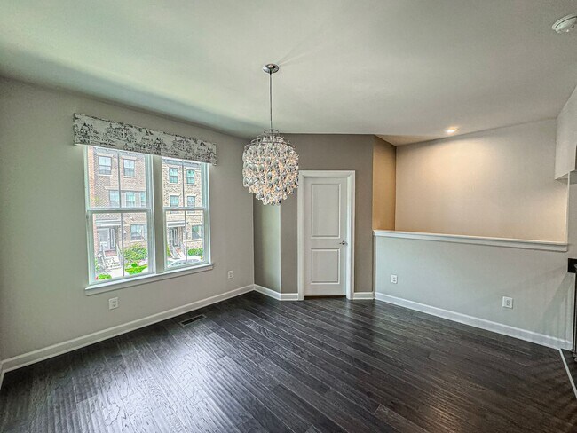 Building Photo - Stunning 3 Bed 3.5 Bath Townhome With Atta...