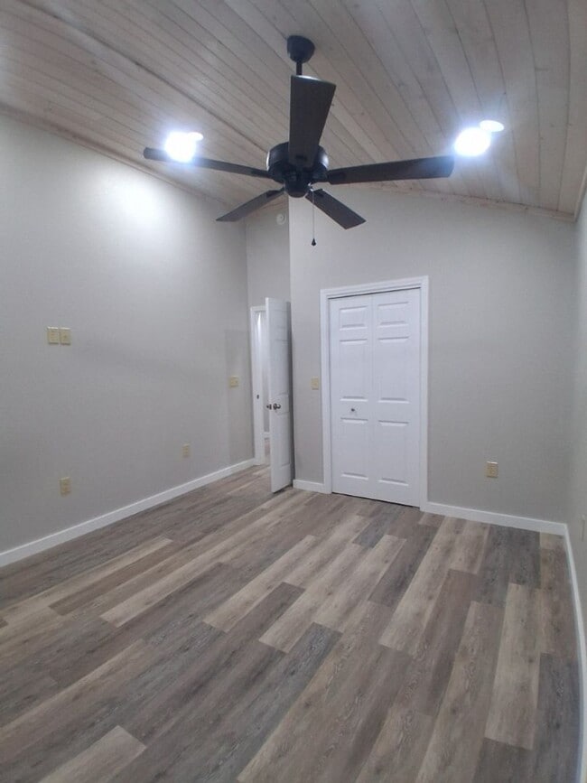 Building Photo - $1,800 - 2 Bedroom 2 Bathroom Newly Renova...