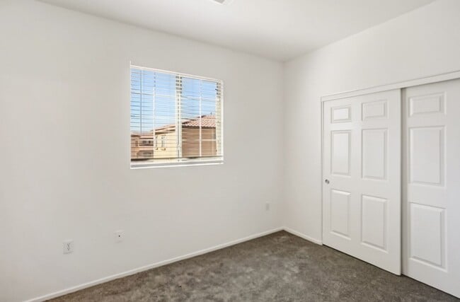 Building Photo - 4 Bed and 4 Bath Townhome In Gated North Las Vegas Community