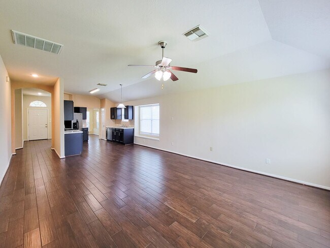 Building Photo - BEAUTIFUL 3 BEDROOM 2 BATH WITH WOOD TILE THROUGHOUT THE HOUSE!