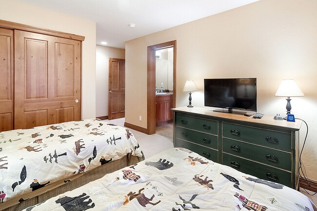 Building Photo - Beautiful townhome, ski shuttle, views, ut...