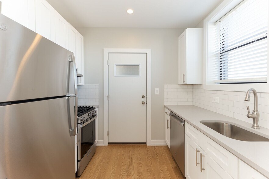 Building Photo - 2623 W Berwyn Ave