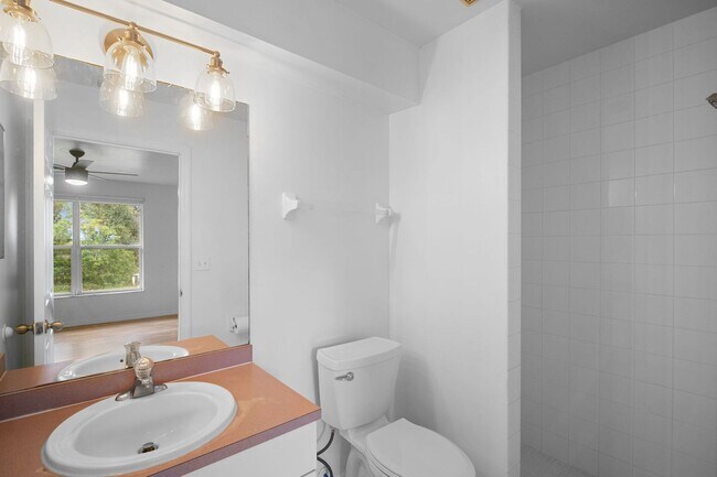 Building Photo - Well maintained Single family home 2 bed 2...