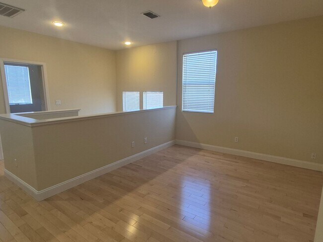 Building Photo - 5343 Dunlay Dr