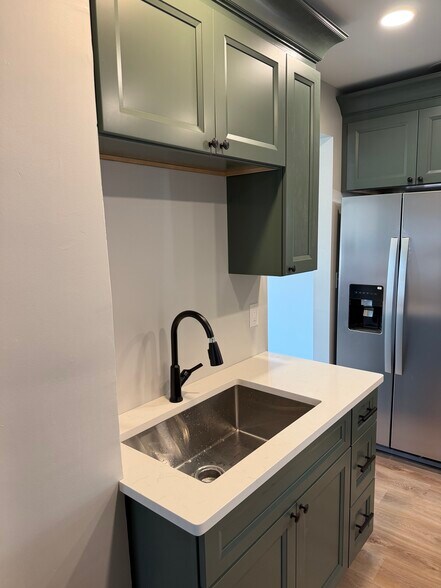 Building Photo - 301 Holland St