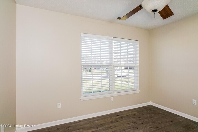 Building Photo - 375 Clover Cove Dr