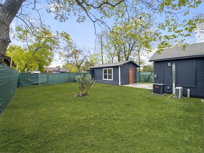 Building Photo - 1606 W Wildwood Dr