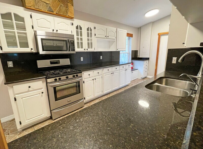 Building Photo - 417 SW Barney St